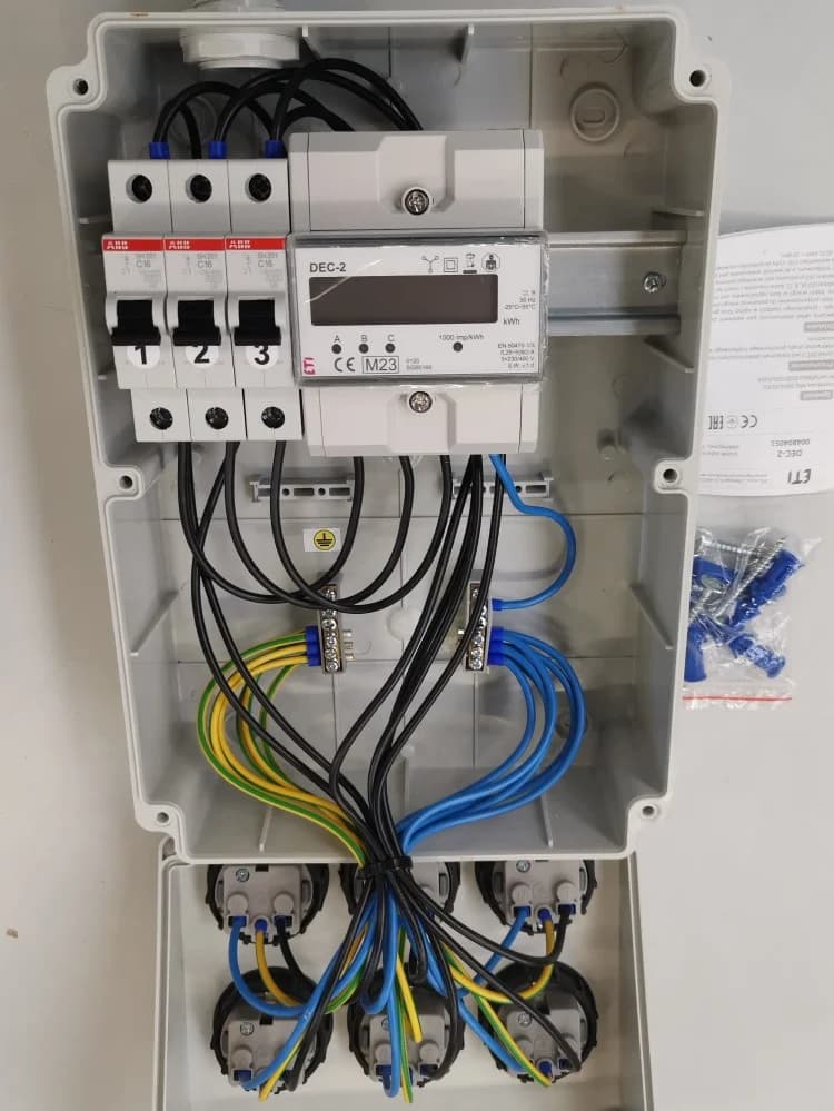 Elektricien sluit een 3-fase meterkast aan