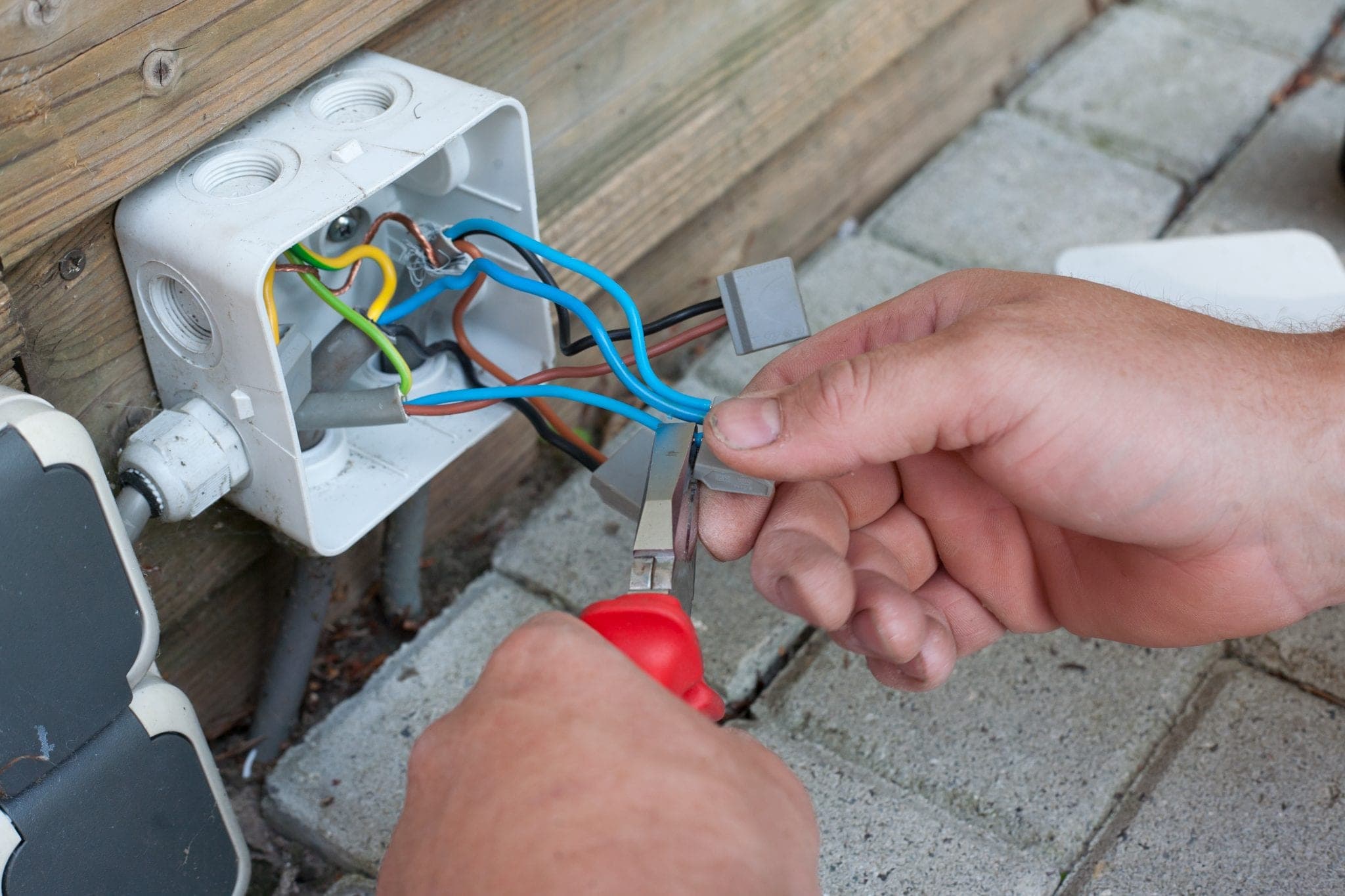 Elektricien legt nieuwe elektra aan