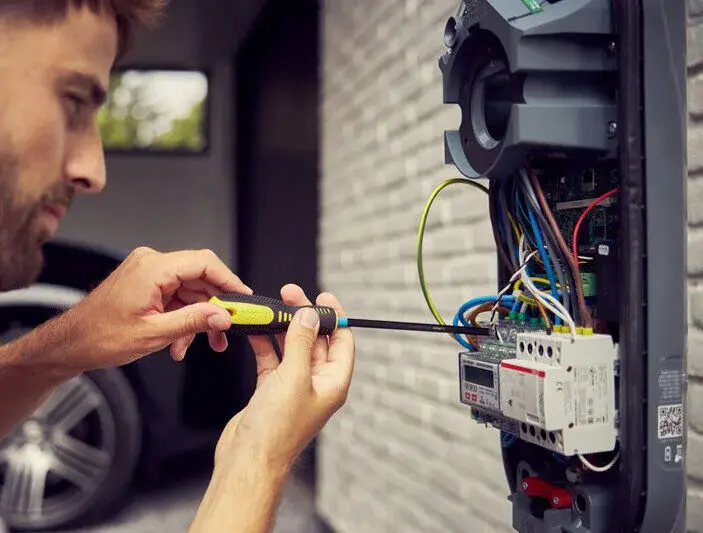 Elektricien installeert een laadpaal bij een woning