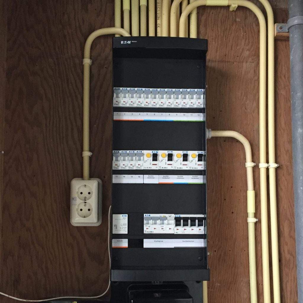 Elektricien vervangt een groepenkast