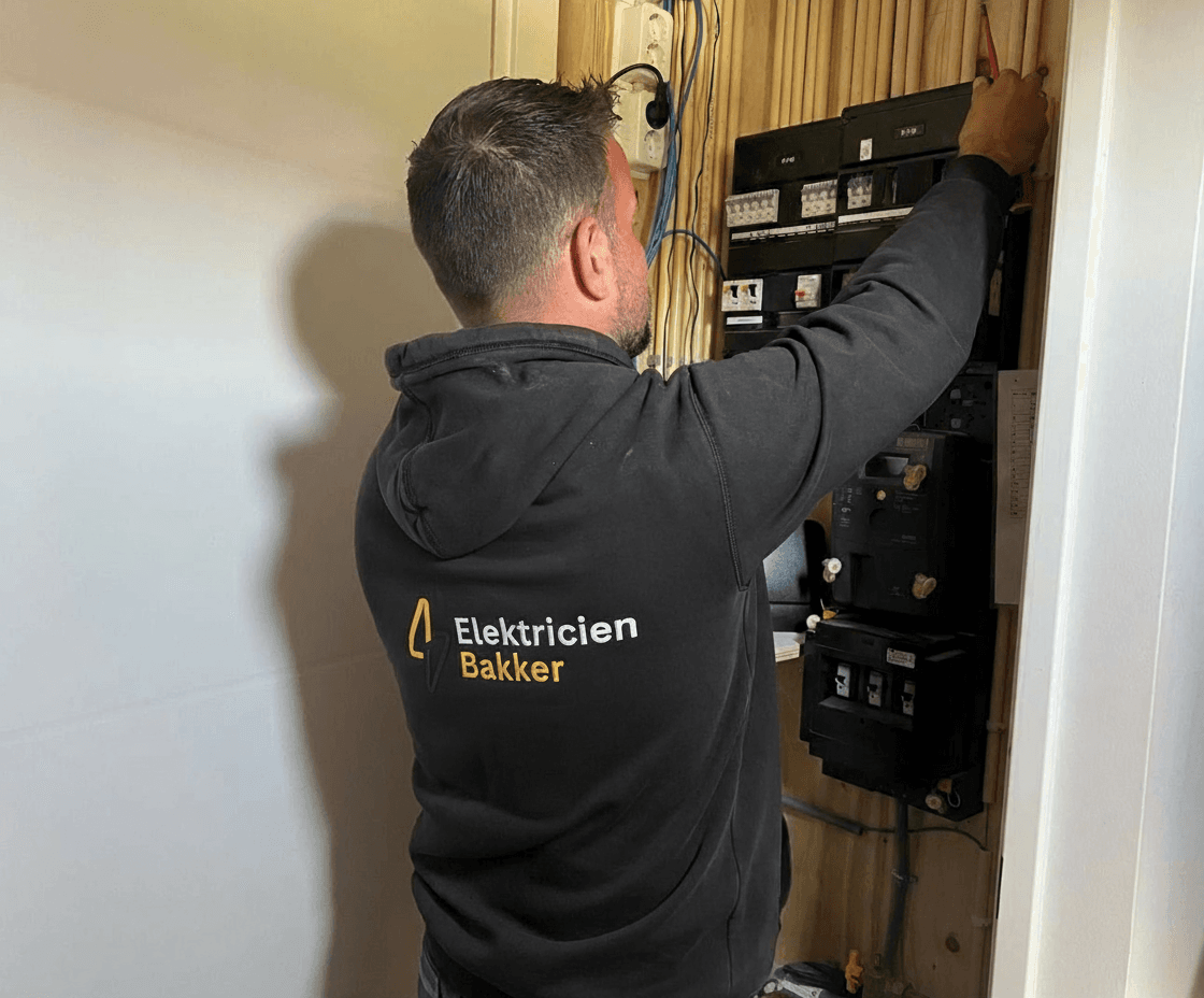 Storingsmonteur onderzoekt een meterkast