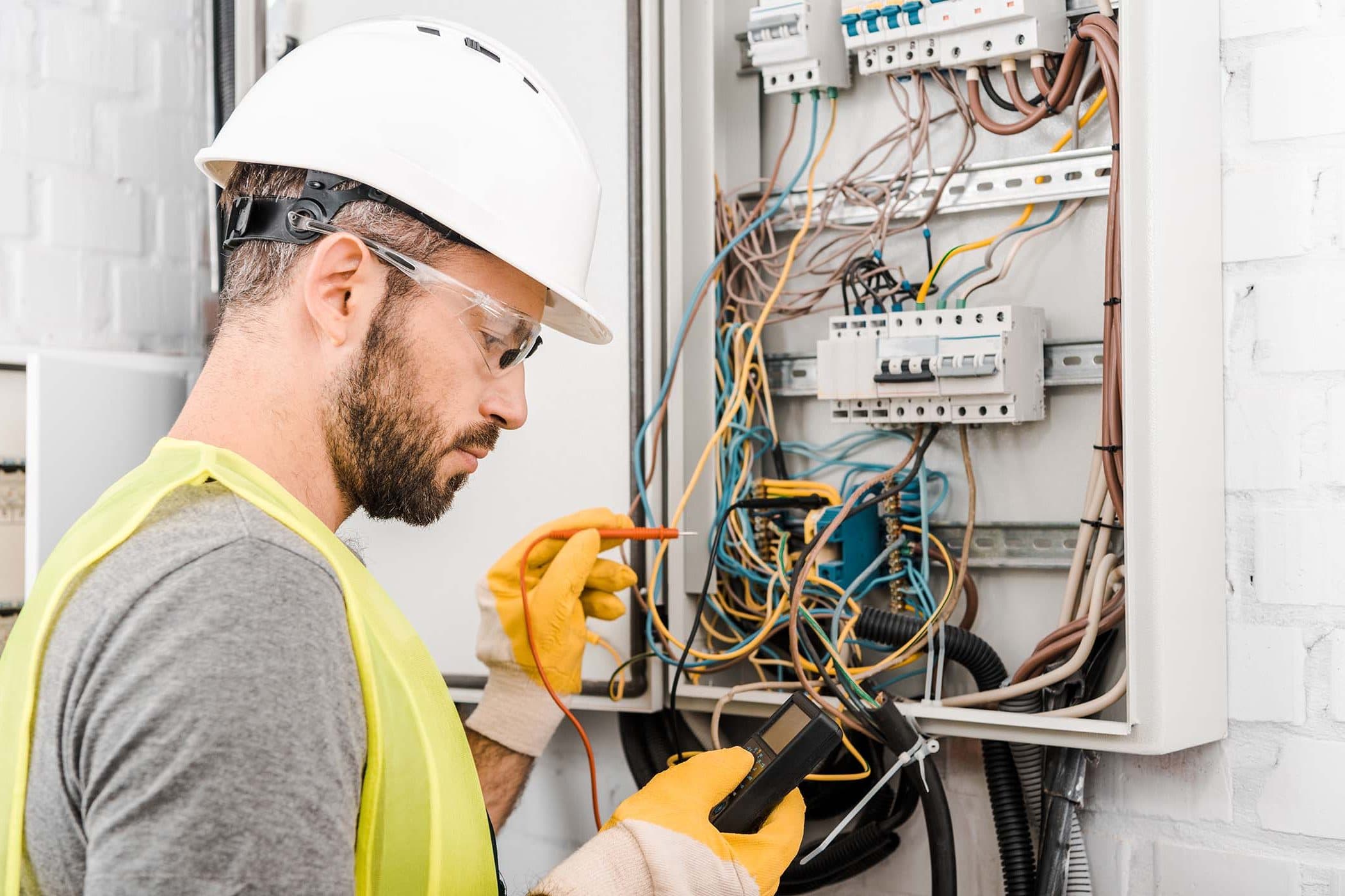 Elektricien Bakker team aan het werk